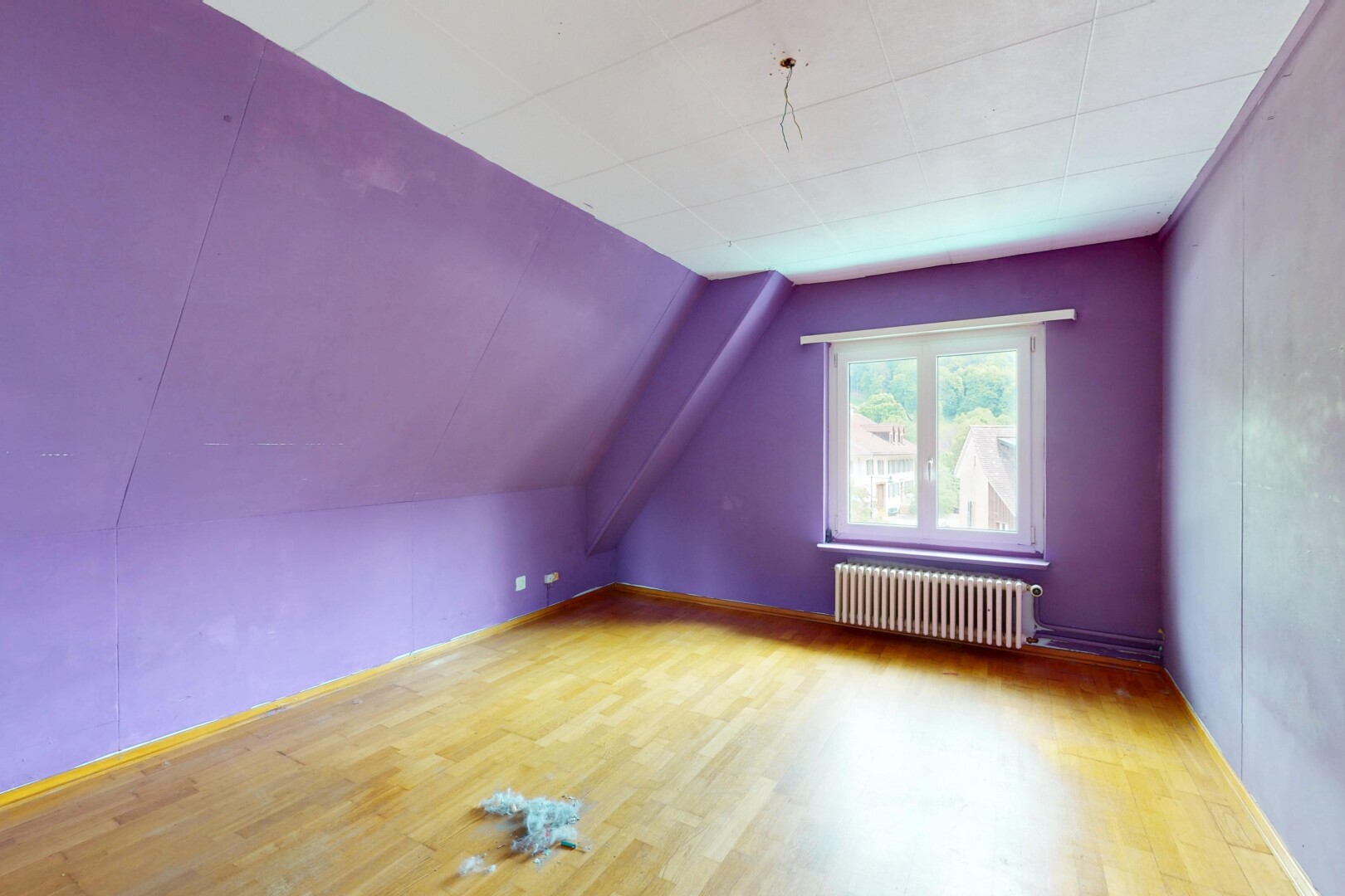pièce vide avec radiateur, pièce supplémentaire, inside property, sol en finition bois, et wood finish floor