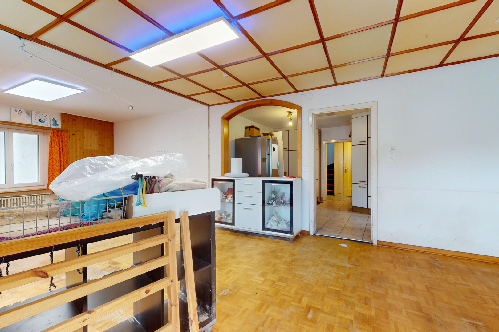 salle à manger avec cloison sèche, drywall, inside property, parquet floor, et lumière naturelle