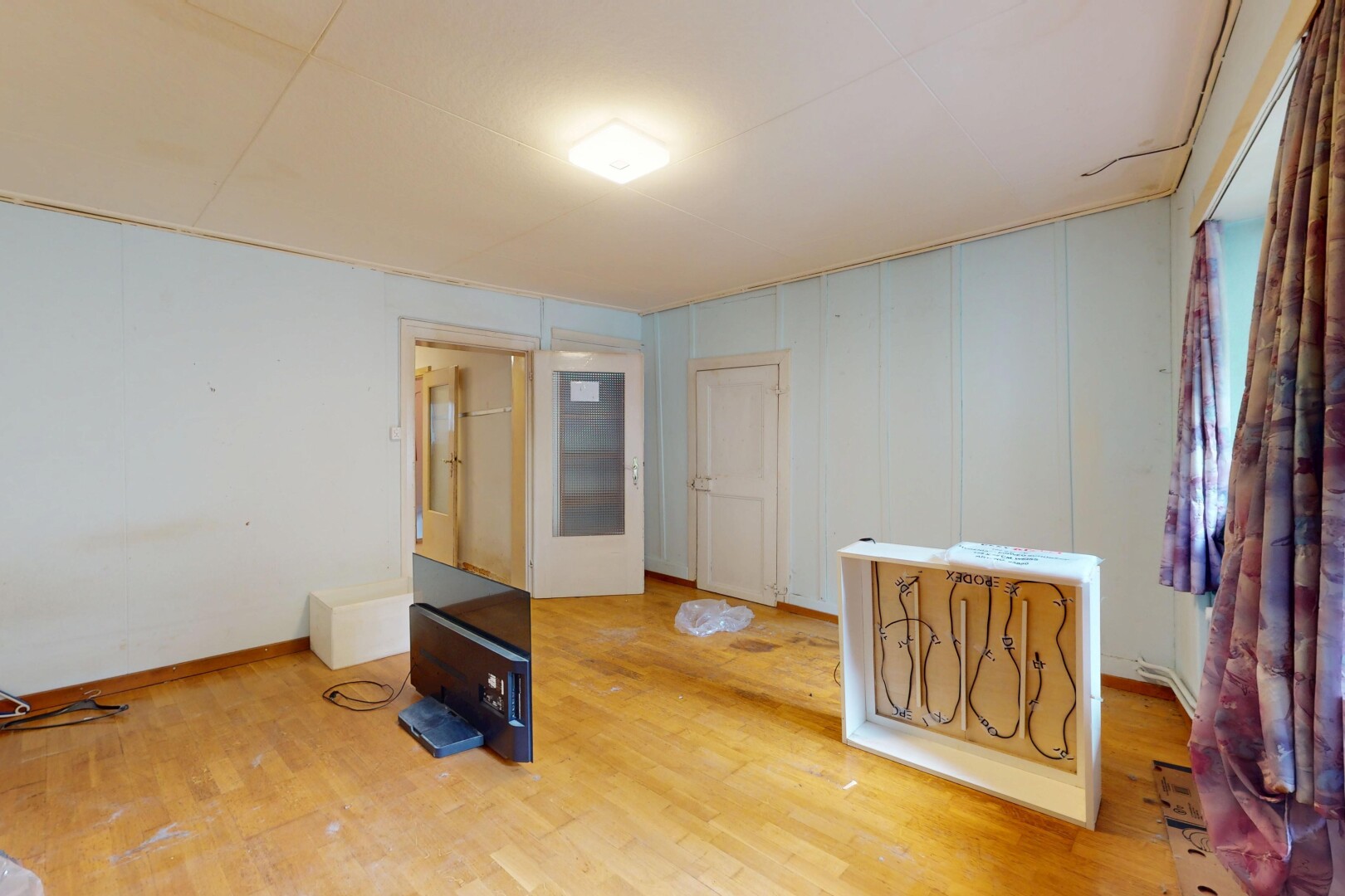 pièce vide avec inside property, sol en finition bois, et wood finish floor