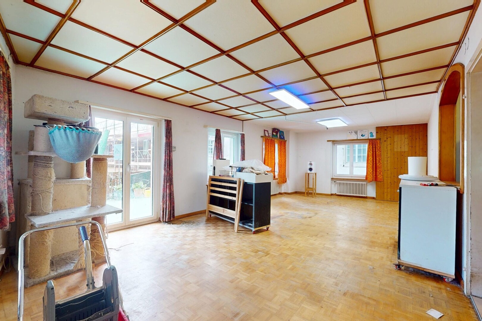 bureau avec radiateur, lumière naturelle, natural light, inside property, et cloison sèche