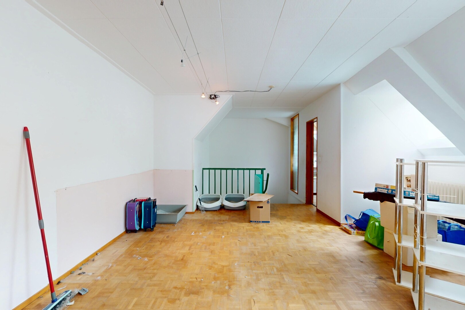 pièce vide avec parquet floor, cloison sèche, drywall, et inside property