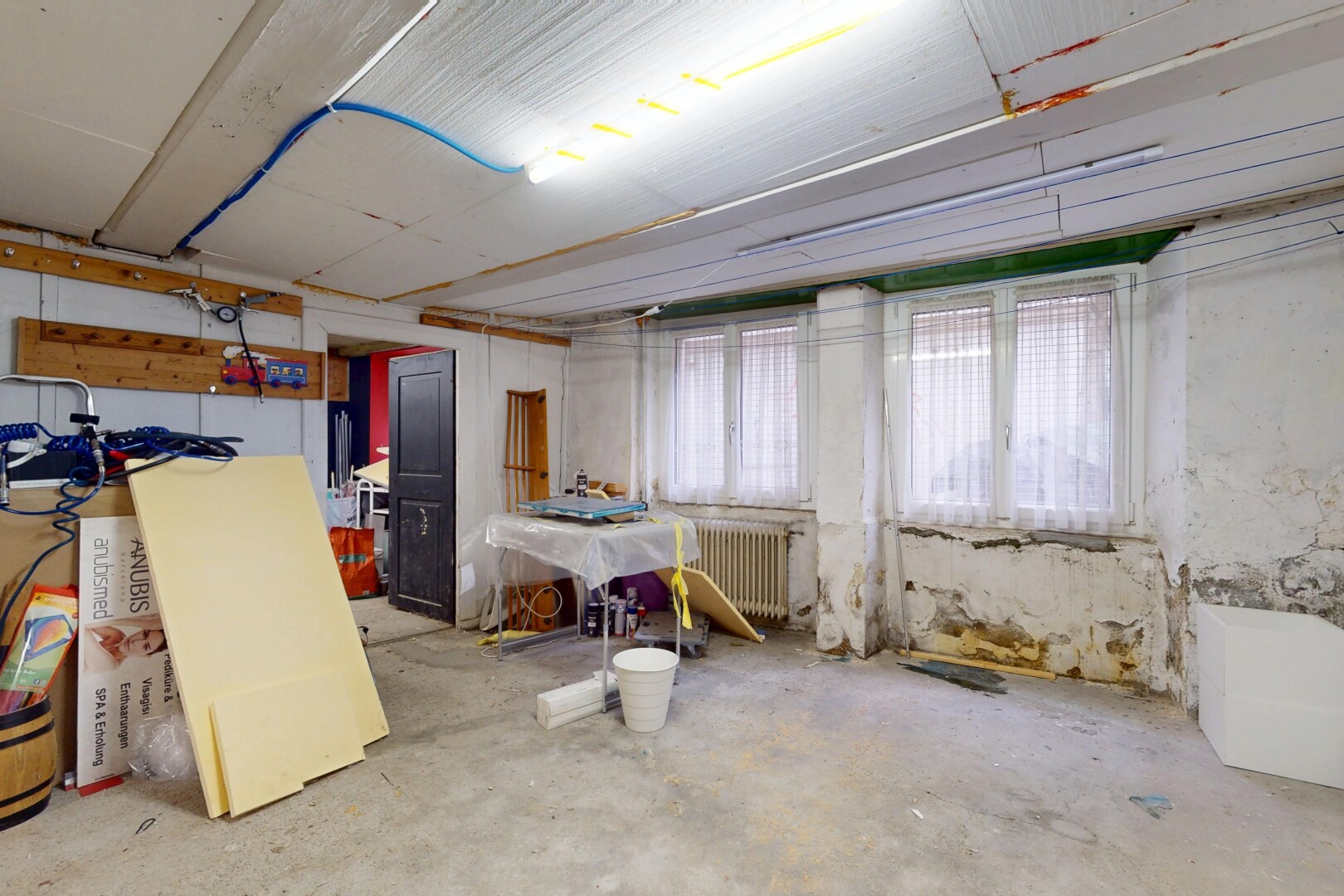 bureau avec lumière naturelle, natural light, inside property, radiateur, et sol en béton