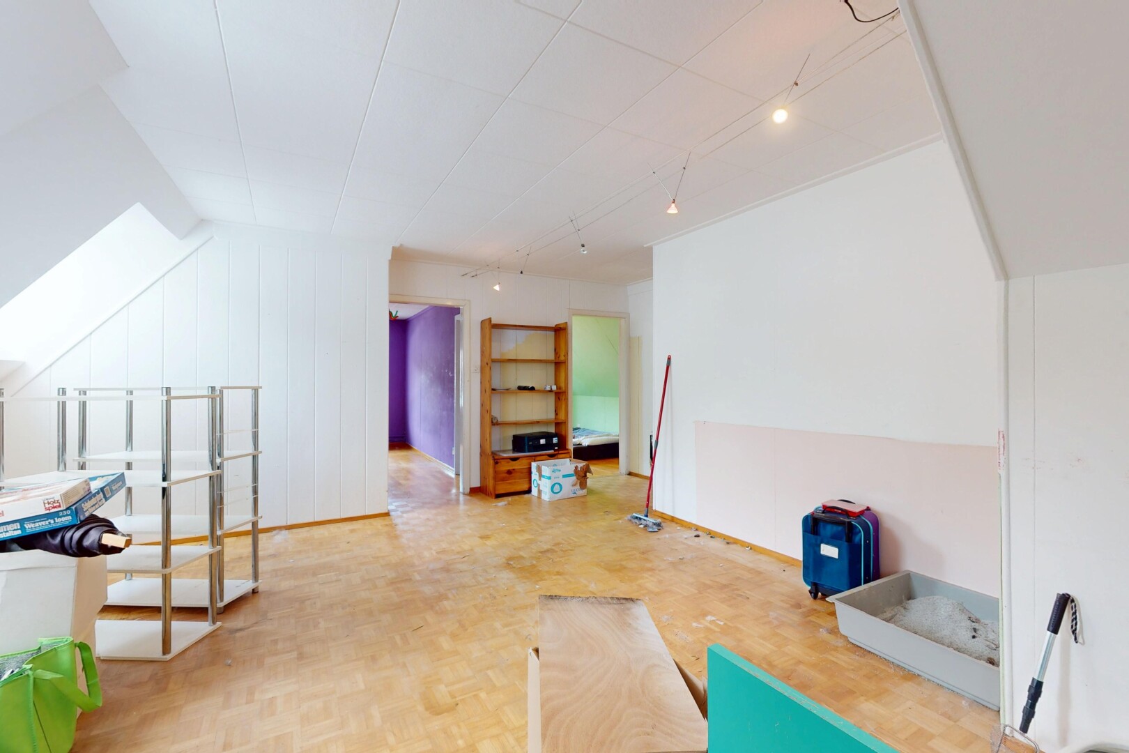 salon avec parquet floor, inside property, pièce supplémentaire, mur panneauté, et paneling wall