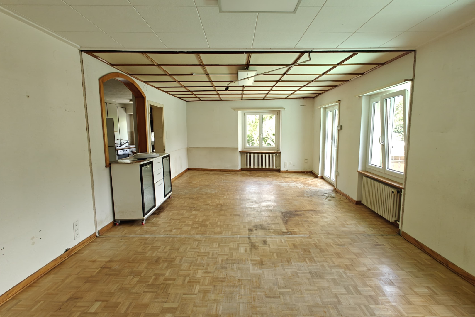 pièce vide avec natural light, lumière naturelle, baseboards wall, plinthes murales, et drywall