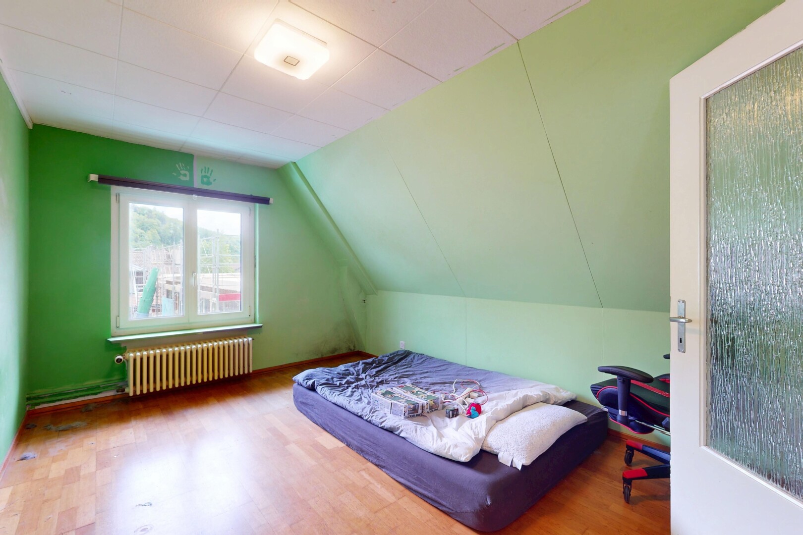 chambre avec radiateur, lumière naturelle, natural light, pièce supplémentaire, et inside property