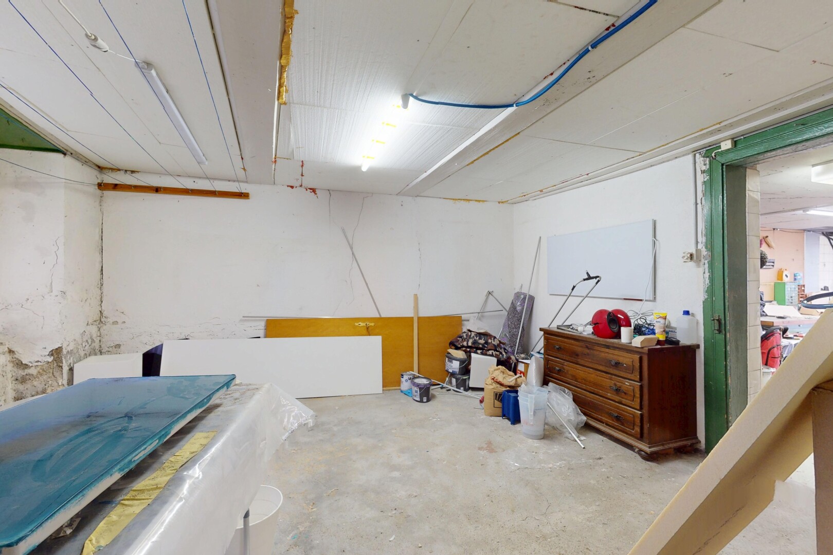 chambre avec sol en béton, concrete floor, unfinished concrete floor, et inside property