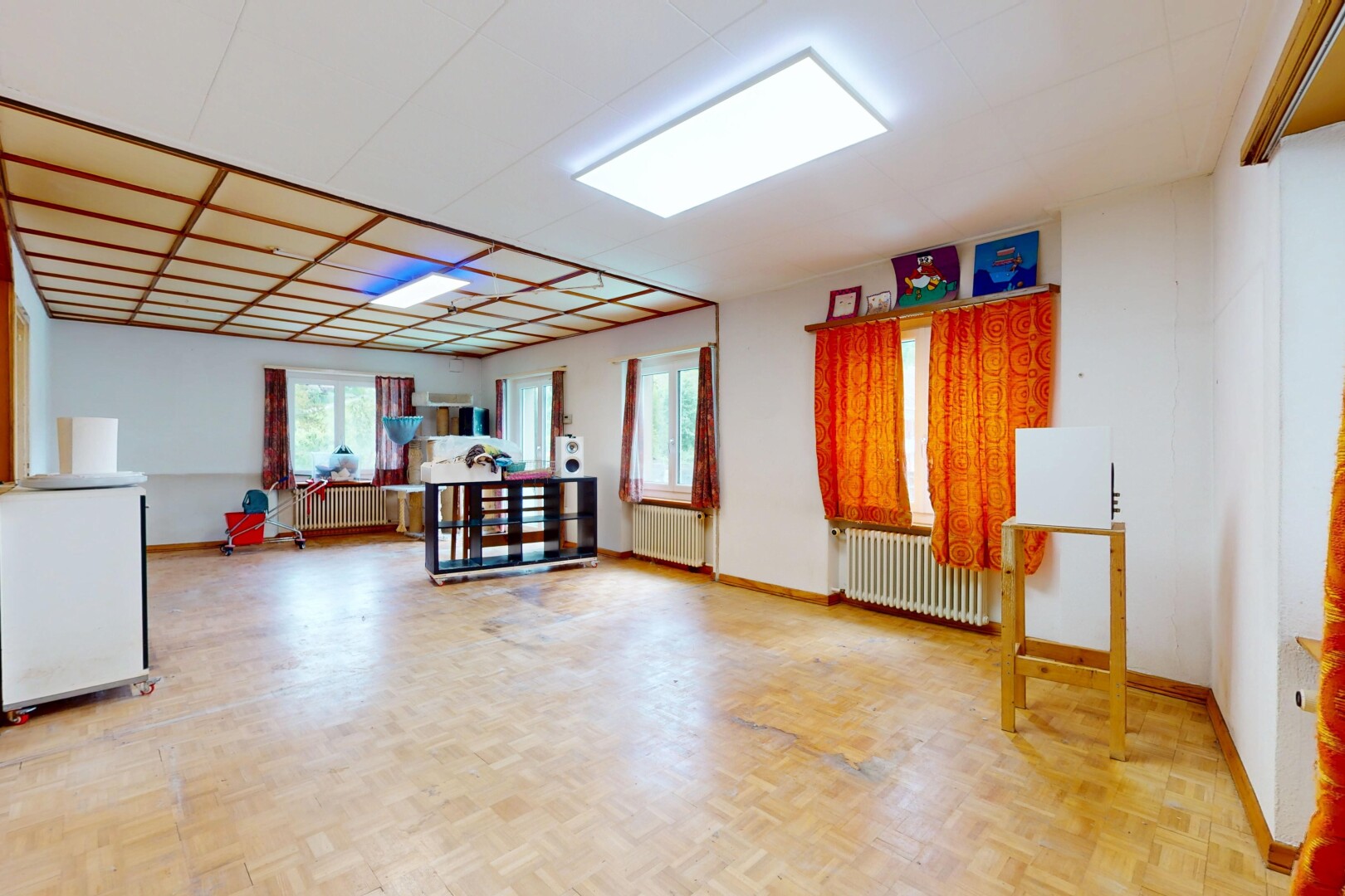 pièce vide avec radiateur, lumière naturelle, natural light, inside property, et cloison sèche
