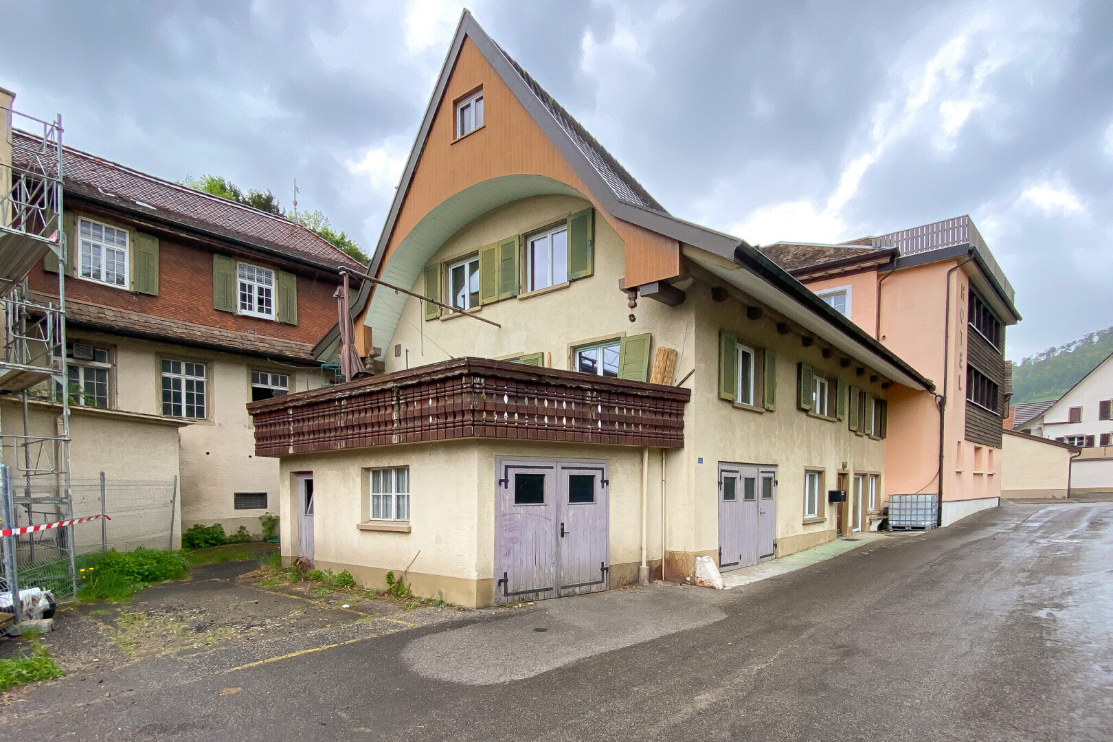 façade avec overcast, bardage en stuc, et property visible
