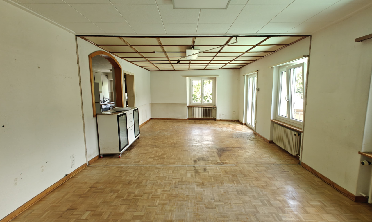pièce vide avec natural light, lumière naturelle, baseboards wall, plinthes murales, et drywall