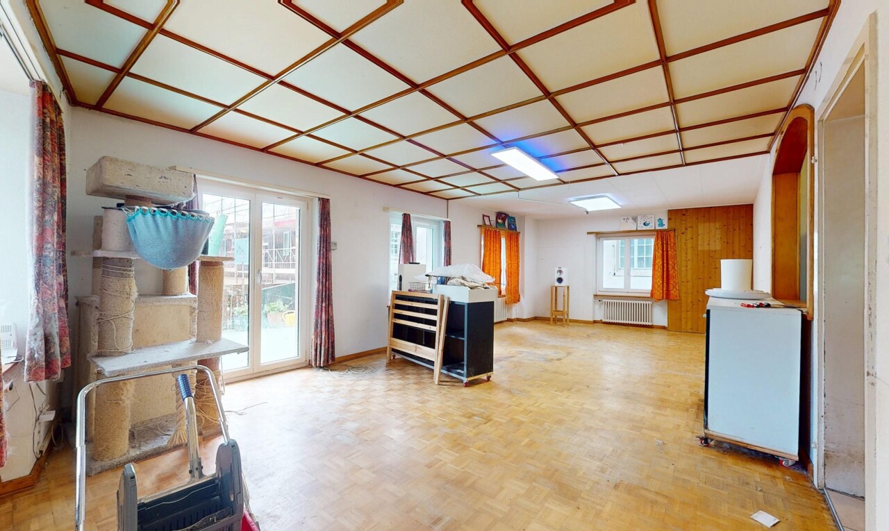 bureau avec radiateur, lumière naturelle, natural light, inside property, et cloison sèche