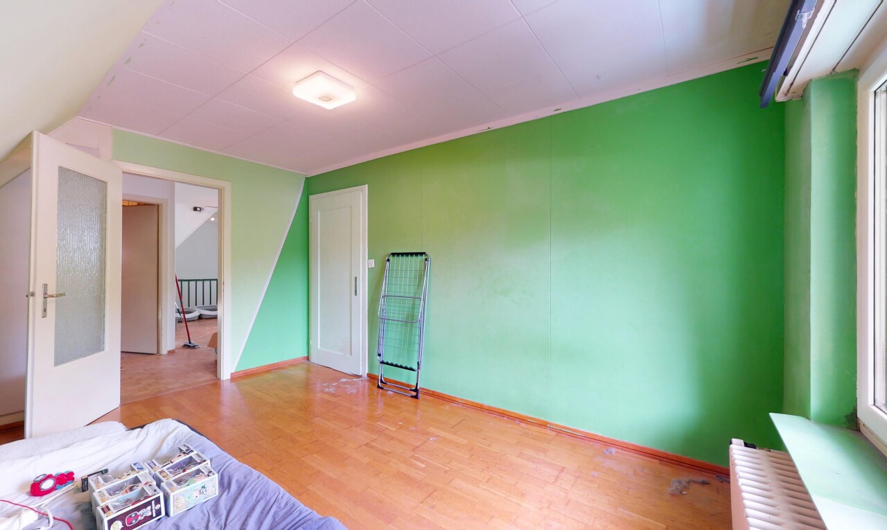 chambre avec sol en finition bois, wood finish floor, cloison sèche, drywall, et inside property