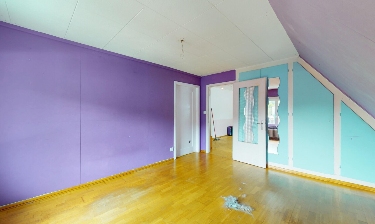 pièce vide avec sol en finition bois, wood finish floor, plafond voûté, vaulted ceiling, et pièce supplémentaire