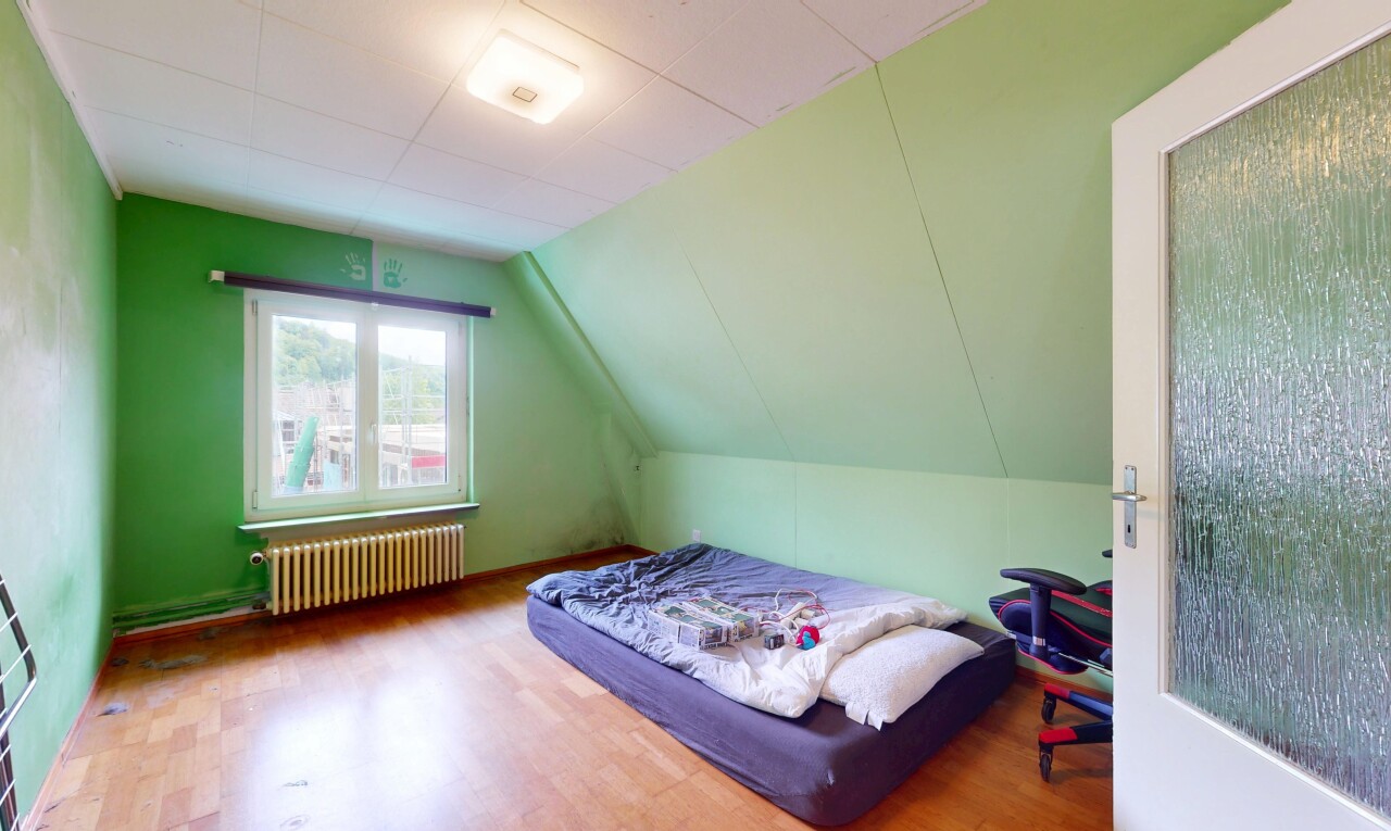 chambre avec radiateur, lumière naturelle, natural light, pièce supplémentaire, et inside property