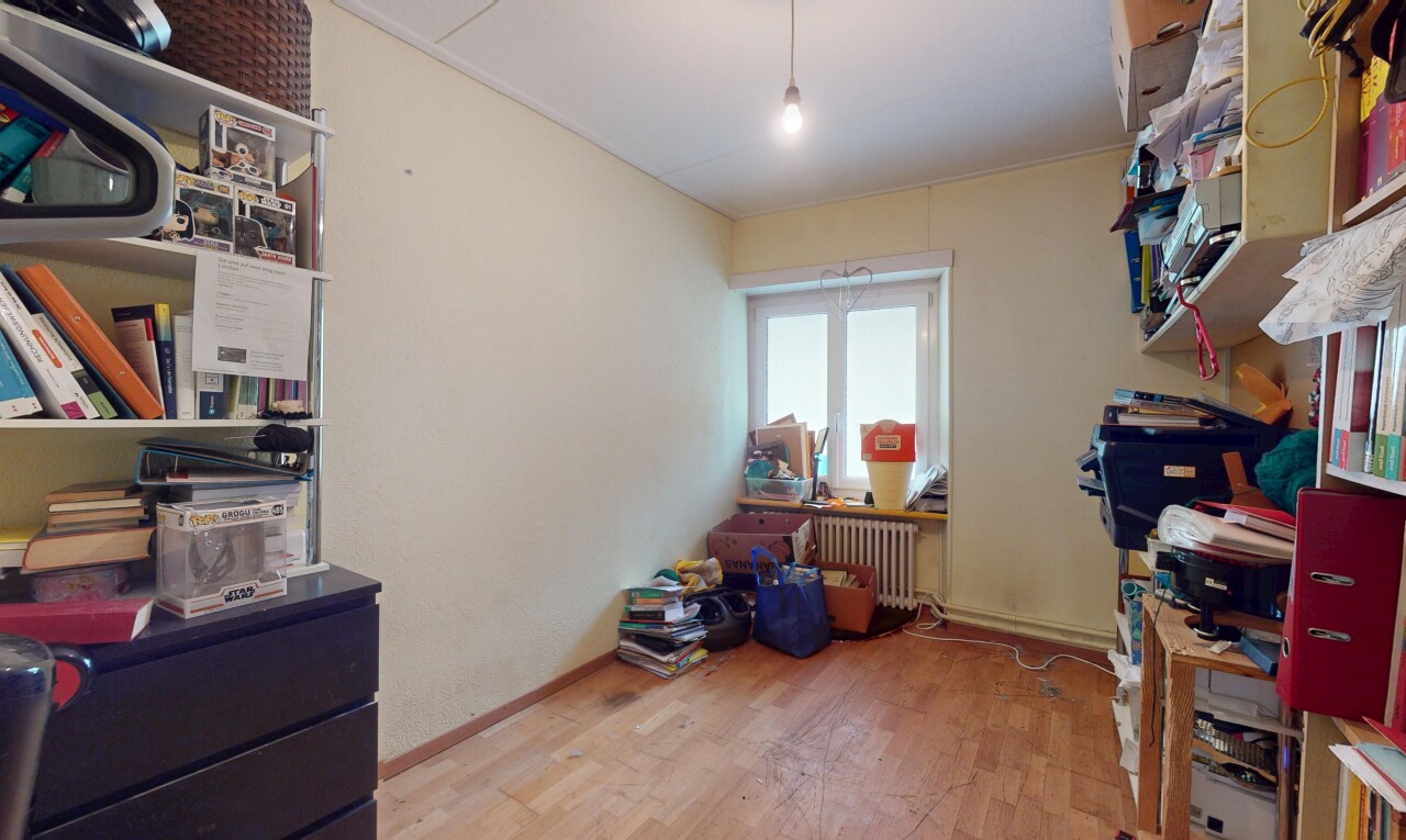 chambre avec inside property, lumière naturelle, natural light, sol en finition bois, et wood finish floor