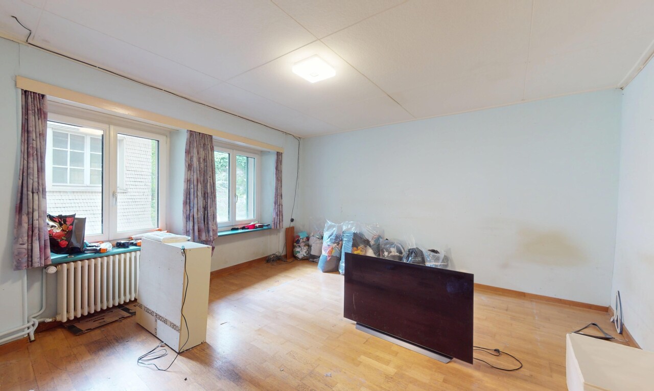 pièce vide avec radiateur, lumière naturelle, natural light, sol en finition bois, et wood finish floor