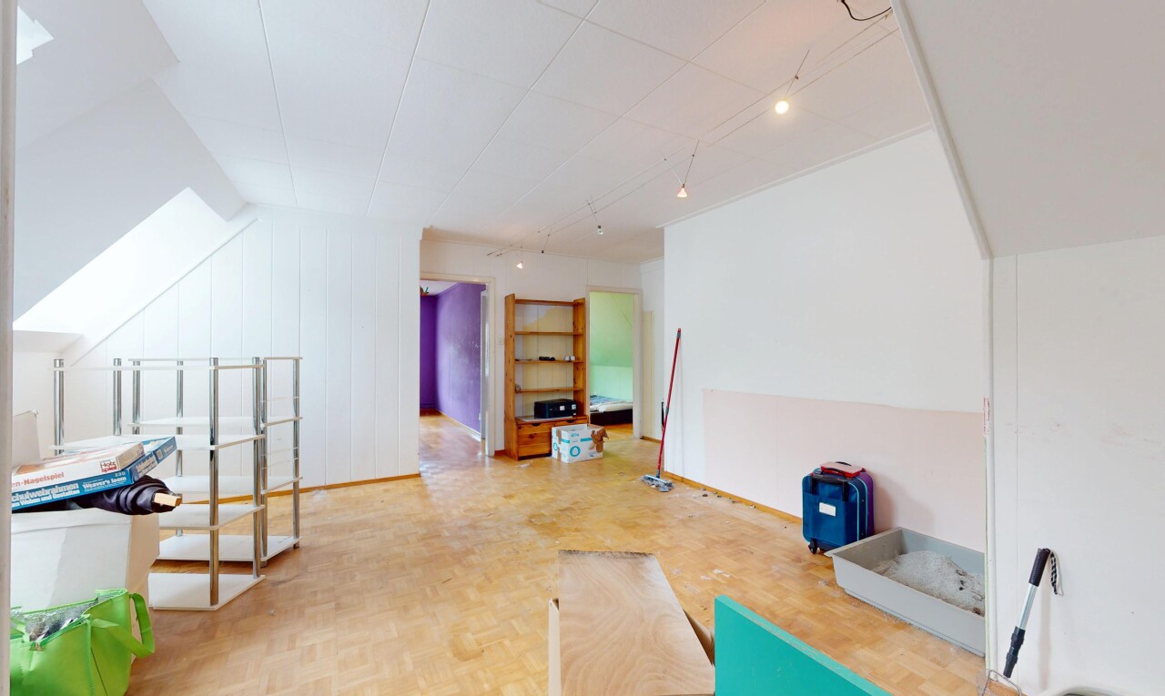 salon avec parquet floor, inside property, pièce supplémentaire, mur panneauté, et paneling wall