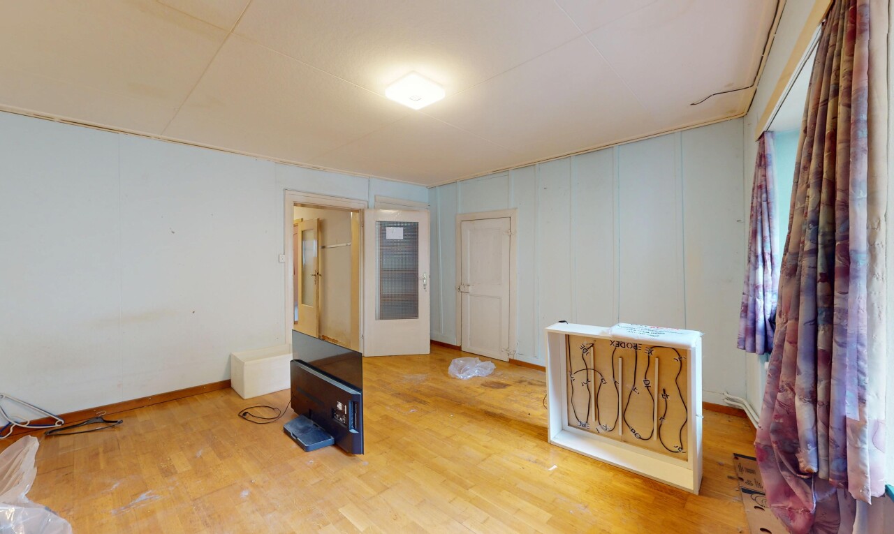pièce vide avec inside property, sol en finition bois, et wood finish floor