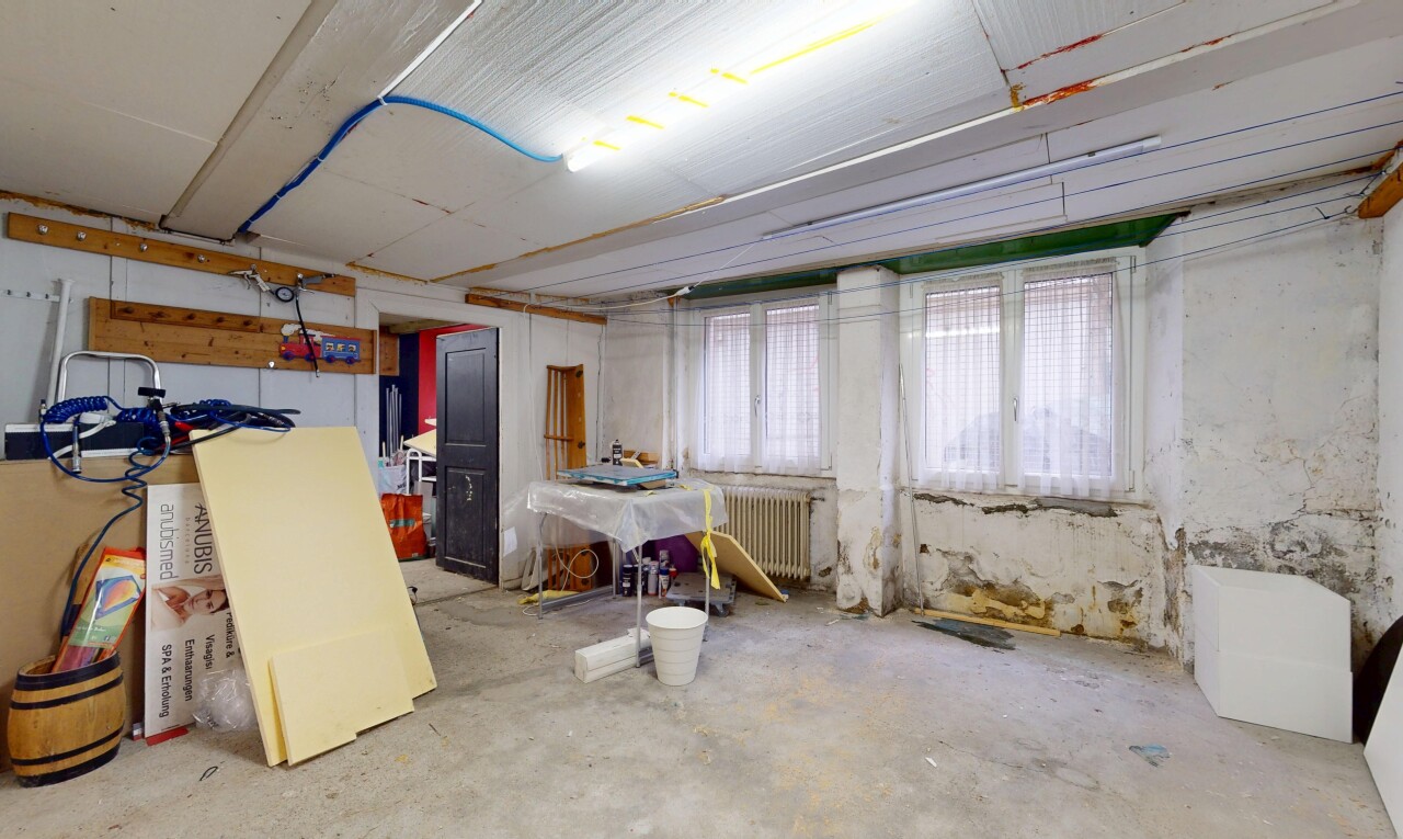 bureau avec lumière naturelle, natural light, inside property, radiateur, et sol en béton