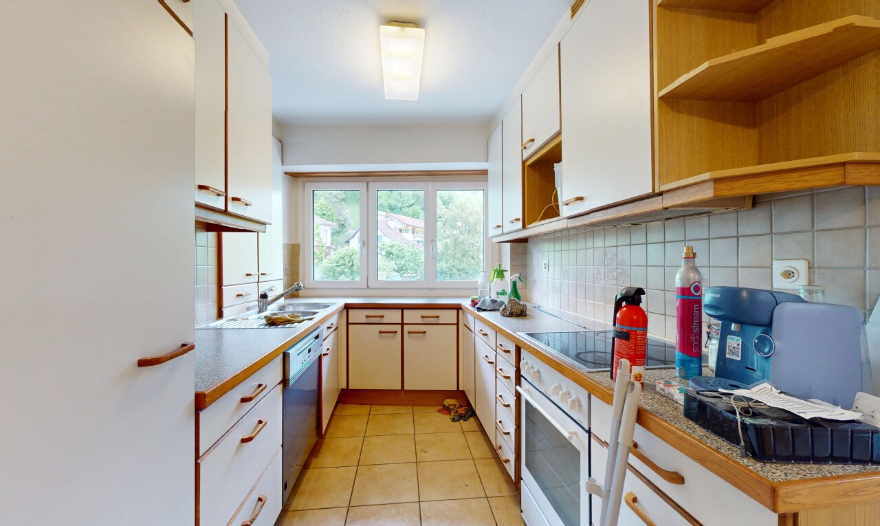 cuisine avec four, étagères ouvertes, lave-vaisselle, plaque de cuisson, et backsplash