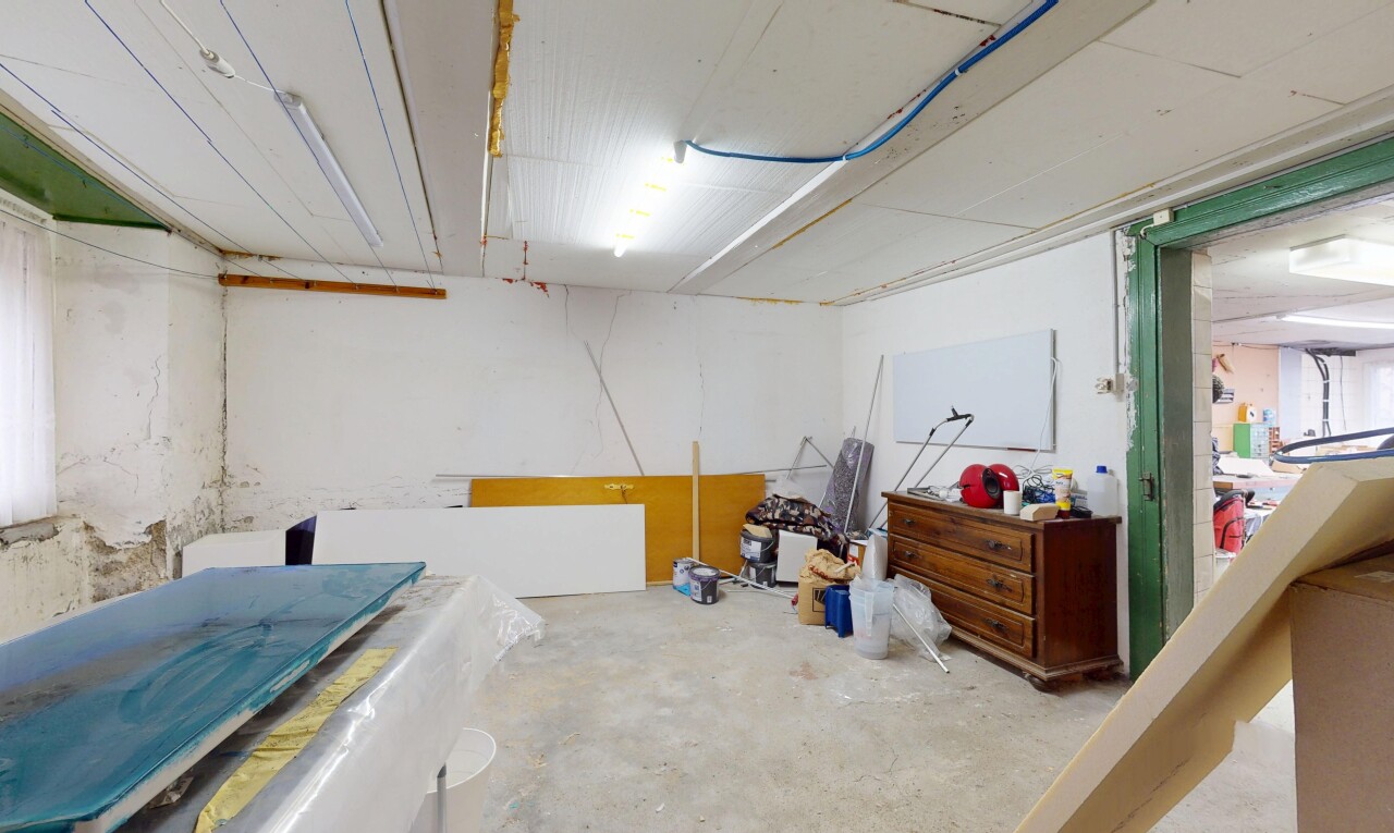 chambre avec sol en béton, concrete floor, unfinished concrete floor, et inside property