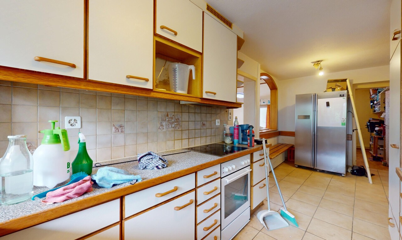 cuisine avec réfrigérateur, four, plaque de cuisson, inside property, et sol en carrelage