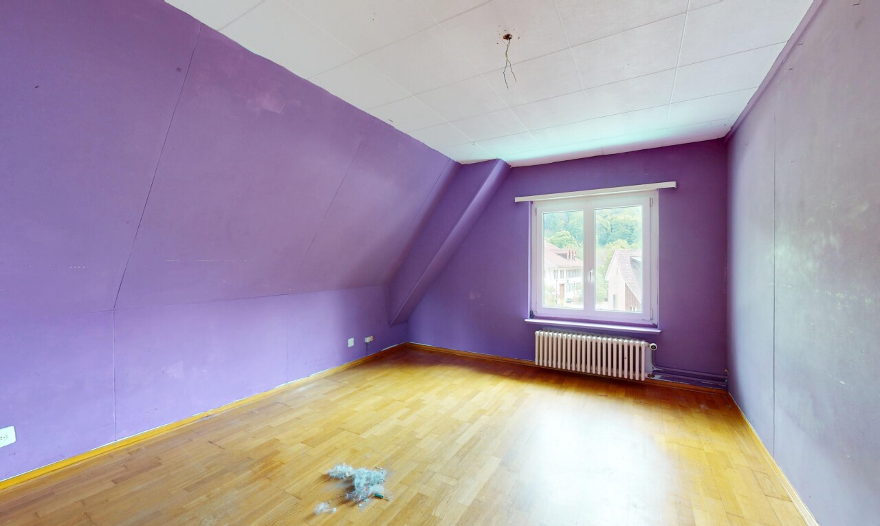 pièce vide avec radiateur, pièce supplémentaire, inside property, sol en finition bois, et wood finish floor