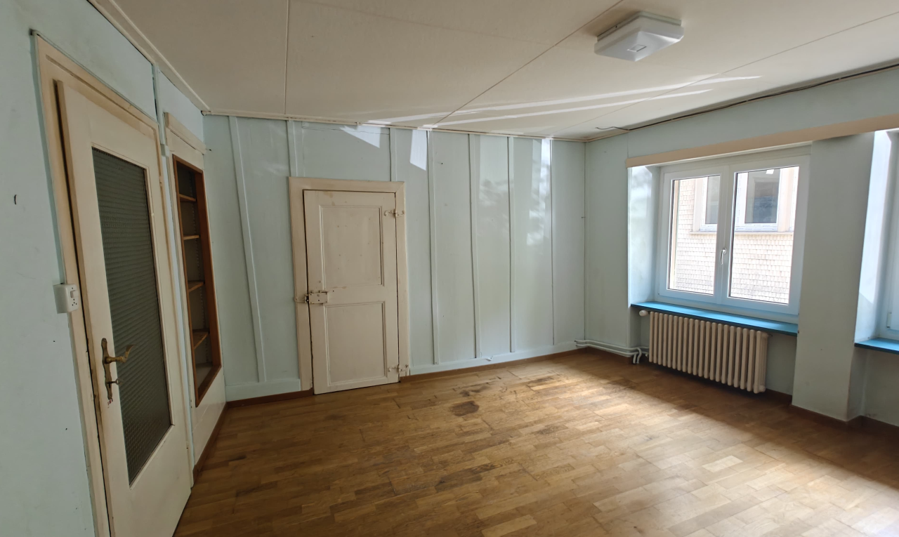 pièce vide avec radiateur, wood finish floor, sol en finition bois, inside property, et natural light