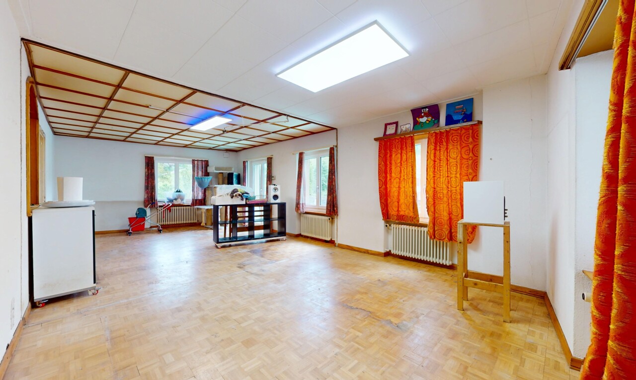 pièce vide avec radiateur, lumière naturelle, natural light, inside property, et cloison sèche