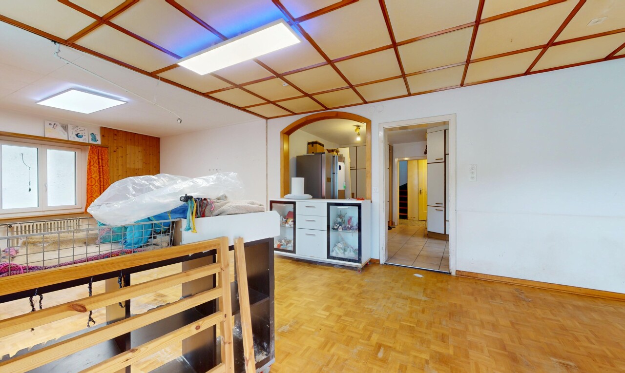 salle à manger avec cloison sèche, drywall, inside property, parquet floor, et lumière naturelle