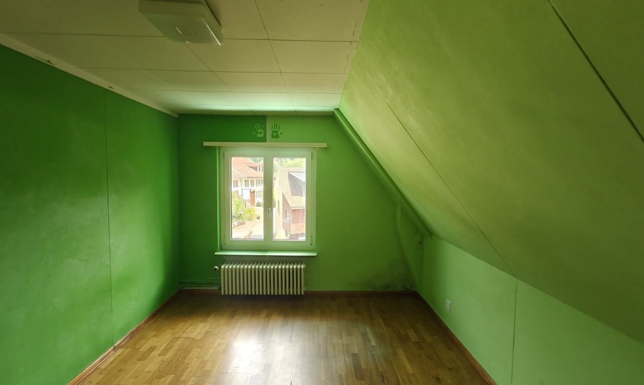 pièce vide avec pièce supplémentaire, radiateur, wood finish floor, sol en finition bois, et natural light