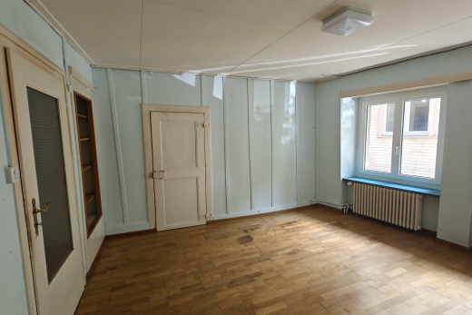 pièce vide avec radiateur, wood finish floor, sol en finition bois, inside property, et natural light