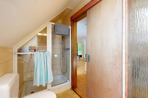 salle de bains avec plafond voûté, vaulted ceiling, douche, plafond bas, et low ceiling