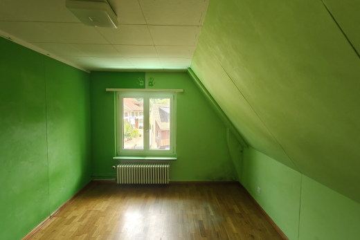pièce vide avec pièce supplémentaire, radiateur, wood finish floor, sol en finition bois, et natural light