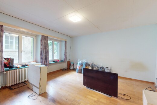 pièce vide avec radiateur, lumière naturelle, natural light, sol en finition bois, et wood finish floor
