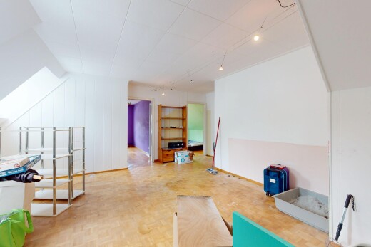 salon avec parquet floor, inside property, pièce supplémentaire, mur panneauté, et paneling wall