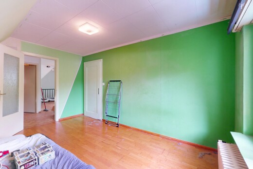 chambre avec sol en finition bois, wood finish floor, cloison sèche, drywall, et inside property