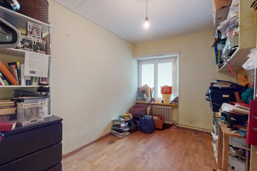 chambre avec inside property, lumière naturelle, natural light, sol en finition bois, et wood finish floor