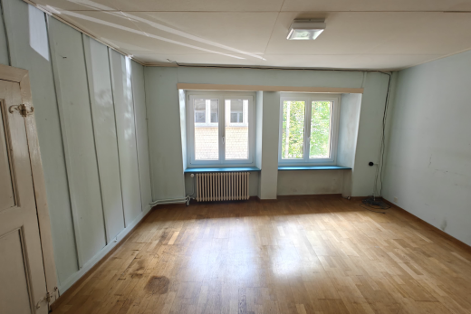 pièce vide avec natural light, lumière naturelle, radiateur, wood finish floor, et sol en finition bois