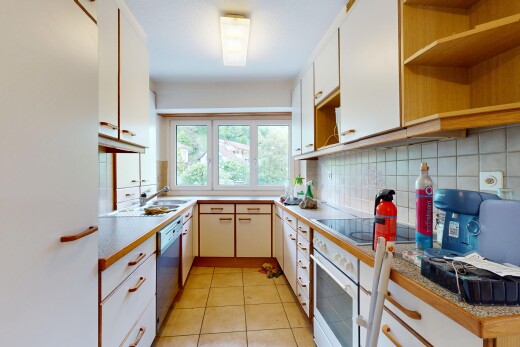 cuisine avec four, étagères ouvertes, lave-vaisselle, plaque de cuisson, et backsplash