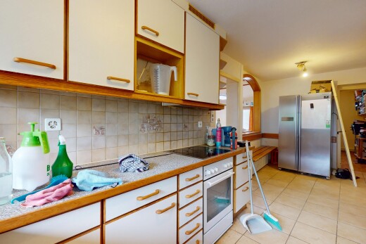 cuisine avec réfrigérateur, four, plaque de cuisson, inside property, et sol en carrelage