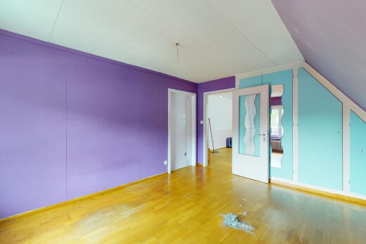 pièce vide avec sol en finition bois, wood finish floor, plafond voûté, vaulted ceiling, et pièce supplémentaire