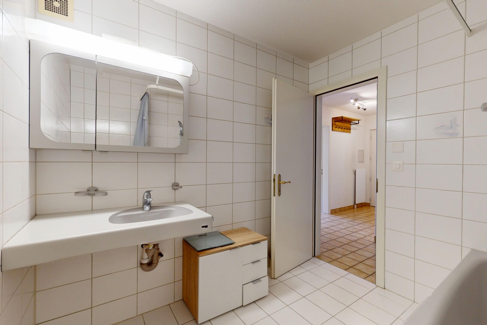 salle de bains avec sol en carrelage, ventilation, mur en carrelage, et miroir
