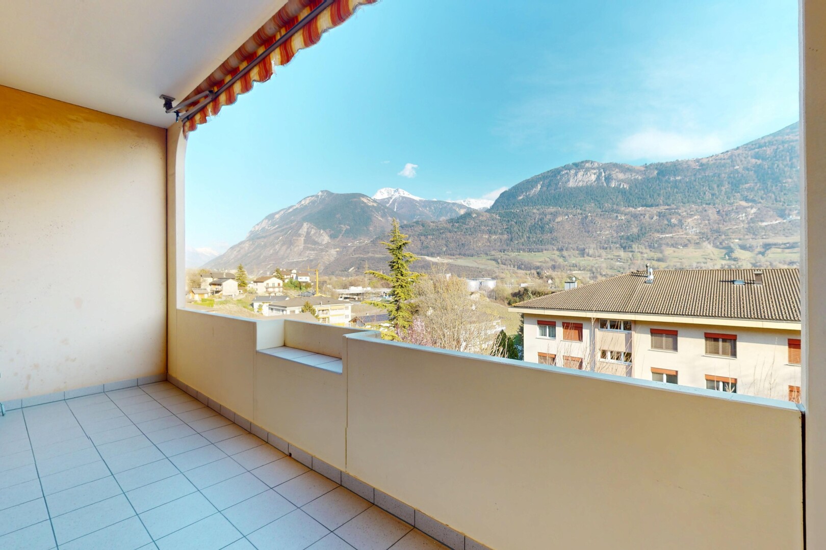 balcon avec vue sur la montagne et balcon