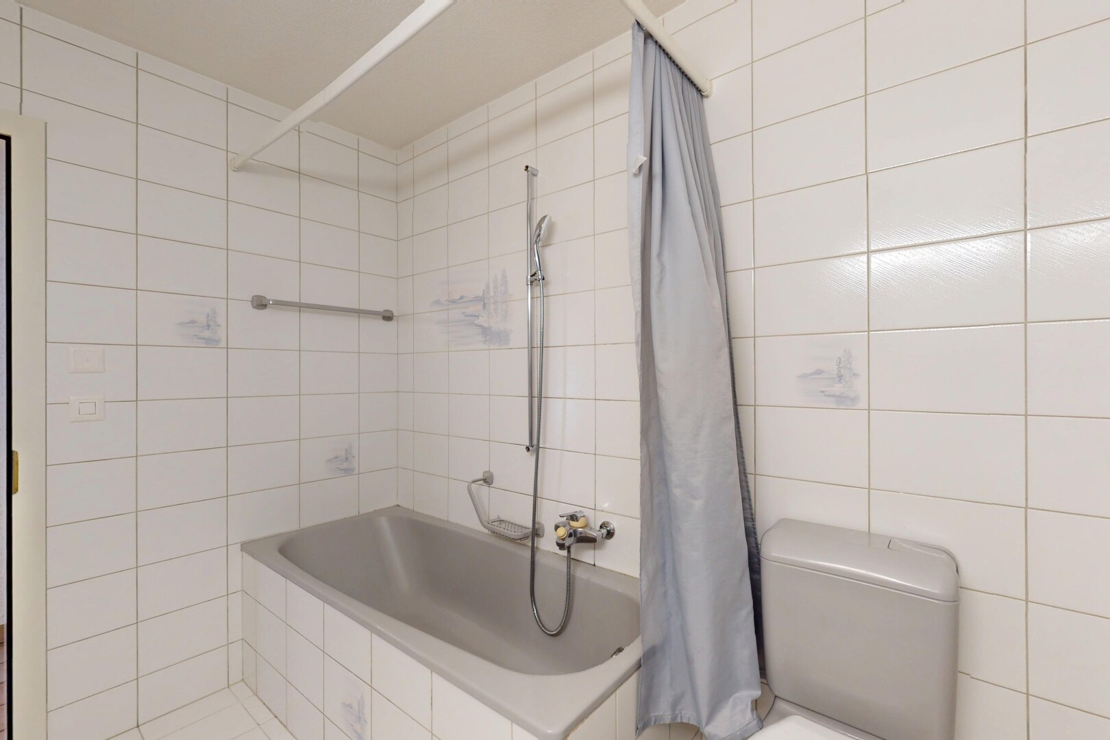 salle de bains avec salle de bain complète, toilette, mur en carrelage, et douche-bain combinés