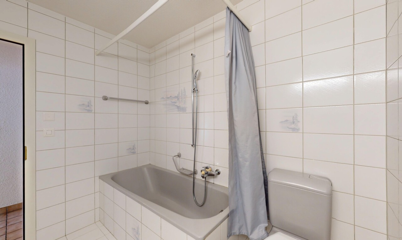 salle de bains avec salle de bain complète, toilette, mur en carrelage, et douche-bain combinés