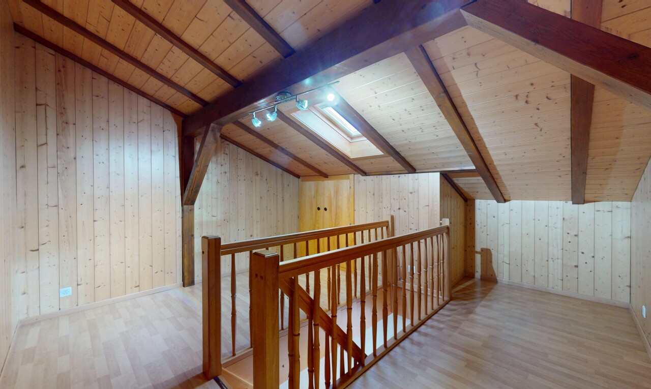espace intérieur avec plafond à poutres, plafond en bois, plafond voûté, et sol en finition bois