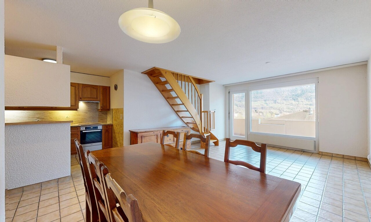 salle à manger avec lumière naturelle, sol en carrelage, escaliers, et cloison sèche