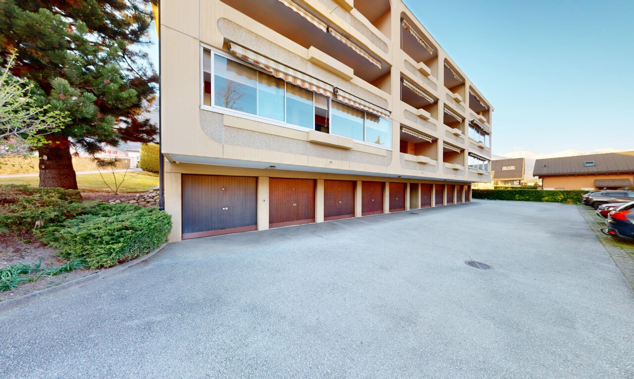 extérieur du bâtiment avec garages communautaires