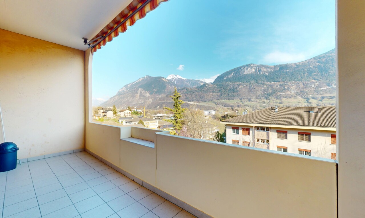 balcon avec vue sur la montagne et balcon