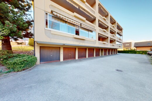 extérieur du bâtiment avec garages communautaires